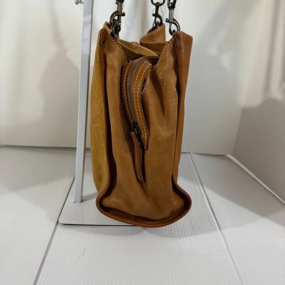 86. Women’s American Leather Co. Elegant Tan Leather Shoulder Bag